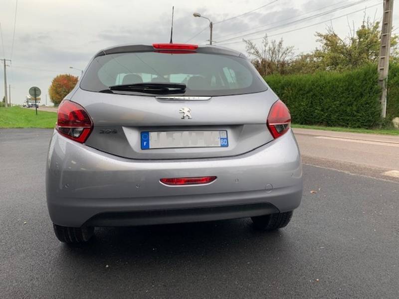 Peugeot 208 essence 82 chevaux finition Signature proche brionne